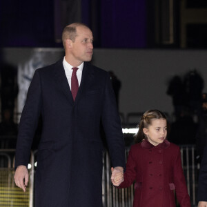 Trop petit pour les suivre, Louis serait " resté à la maison " selon les témoins.
Le prince William, prince de Galles, La princesse Charlotte de Galles - La famille royale à la sortie de la messe "Together at Christmas" à l'Abbaye de Westminster le 15 décembre 2022. 