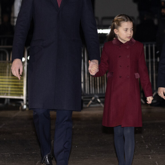Trop petit pour les suivre, Louis serait " resté à la maison " selon les témoins.
Le prince William, prince de Galles, La princesse Charlotte de Galles - La famille royale à la sortie de la messe "Together at Christmas" à l'Abbaye de Westminster le 15 décembre 2022. 