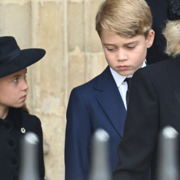 Alors, peut-on imaginer que le prince William a déjà transmis sa passion à ses deux ainés ? Pour le moment on ne le sait pas encore mais on imagine que ceci a dû  faire briller leur imagination.
La princesse Charlotte et le prince George de Galles - Sorties du service funéraire à l'Abbaye de Westminster pour les funérailles d'Etat de la reine Elizabeth II d'Angleterre le 19 septembre 2022. 