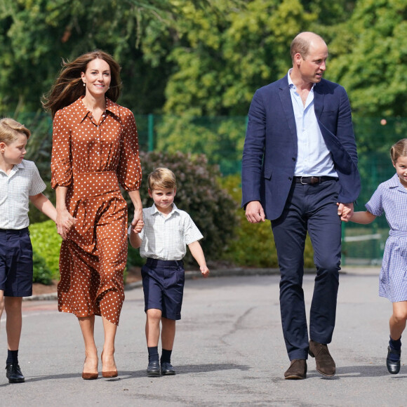 Le prince William, duc de Cambridge et Catherine Kate Middleton, duchesse de Cambridge accompagnent leurs enfants George, Charlotte et Louis à l'école Lambrook le 7 septembre 2022. 
