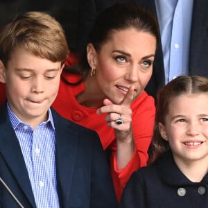 Il faut dire que celui-ci se situe à Ascot, tout près de Windsor, où vit la petite famille depuis septembre. On comprend donc que le prince William, grand fan de la saga, n'ait pas hésité à s'y rendre avec sa femme et ses enfants ! 
Catherine (Kate) Middleton, duchesse de Cambridge, accompagnés de leurs enfants, le prince George de Cambridge et la princesse Charlotte de Cambridge en visite au château de Cardiff, Royaume Uni à l'occasion du jubilé de platine de la reine d'Angleterre. 