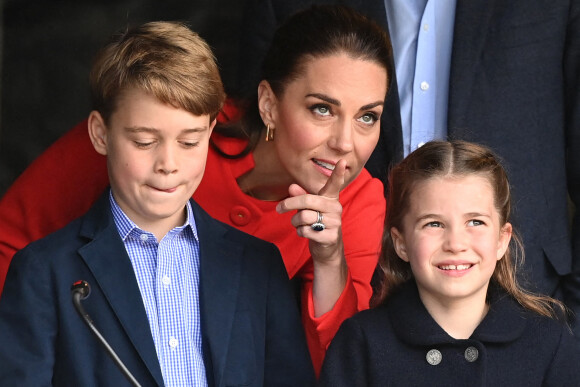 Il faut dire que celui-ci se situe à Ascot, tout près de Windsor, où vit la petite famille depuis septembre. On comprend donc que le prince William, grand fan de la saga, n'ait pas hésité à s'y rendre avec sa femme et ses enfants ! 
Catherine (Kate) Middleton, duchesse de Cambridge, accompagnés de leurs enfants, le prince George de Cambridge et la princesse Charlotte de Cambridge en visite au château de Cardiff, Royaume Uni à l'occasion du jubilé de platine de la reine d'Angleterre. 