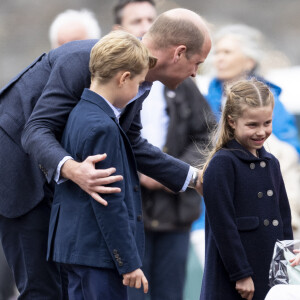 Le fils aîné du roi Charles a prévu une petite surprise pour ses deux aînés : un passage très remarqué sur le tournage de la série Les anneaux de pouvoir.
Le prince William, duc de Cambridge, le prince George de Cambridge et la princesse Charlotte de Cambridge en visite au château de Cardiff, Royaume Uni, à l'occasion du jubilé de platine de la reine d'Angleterre.