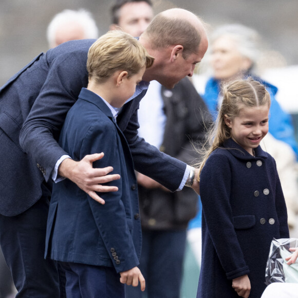 Le fils aîné du roi Charles a prévu une petite surprise pour ses deux aînés : un passage très remarqué sur le tournage de la série Les anneaux de pouvoir.
Le prince William, duc de Cambridge, le prince George de Cambridge et la princesse Charlotte de Cambridge en visite au château de Cardiff, Royaume Uni, à l'occasion du jubilé de platine de la reine d'Angleterre.