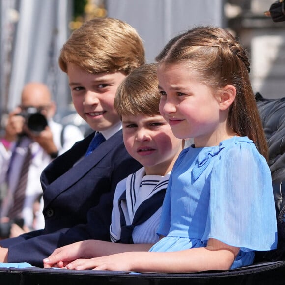 Le prince George de Cambridge, le prince Louis et la princesse Charlotte - Les membres de la famille royale regardent le défilé Trooping the Colour depuis un balcon du palais de Buckingham à Londres lors des célébrations du jubilé de platine de la reine le 2 juin 2022. 