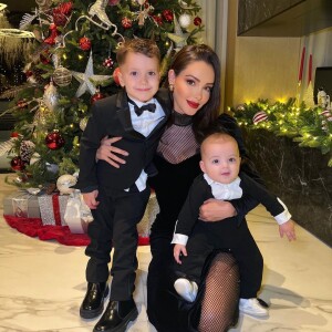 Nabilla Benattia avec ses fils Milann et Leyann à Noël, décembre 2022