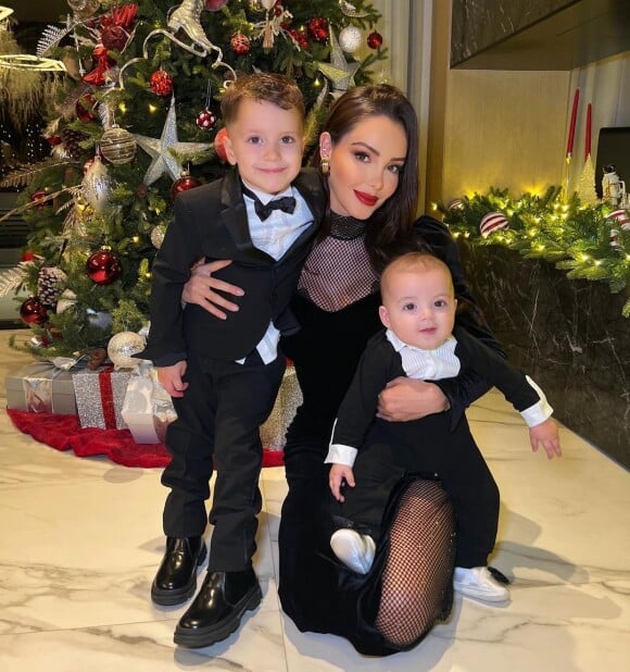 Nabilla Benattia avec ses fils Milann et Leyann à Noël, décembre 2022