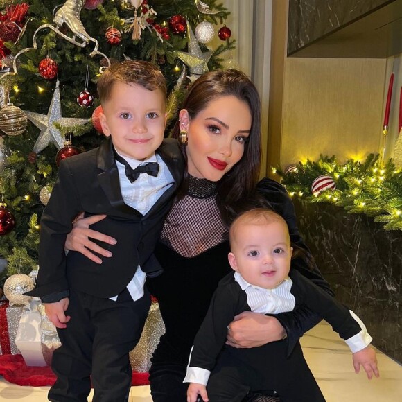 Nabilla Benattia avec ses fils Milann et Leyann à Noël, décembre 2022