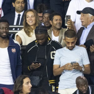 Mélissa Theuriau et son mari Jamel Debbouze,Gérard Darmon, Dadju et son frère - People assistent au match aller de la Ligue des Champions entre le Paris Saint-Germain et la Juventus (2-1) au Parc des Princes à Paris le 6 septembre 2022. 