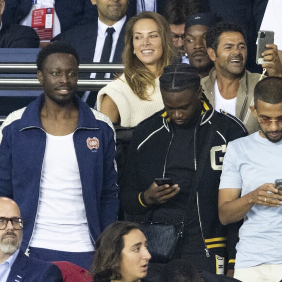 Mélissa Theuriau et son mari Jamel Debbouze,Gérard Darmon, Dadju et son frère - People assistent au match aller de la Ligue des Champions entre le Paris Saint-Germain et la Juventus (2-1) au Parc des Princes à Paris le 6 septembre 2022. 