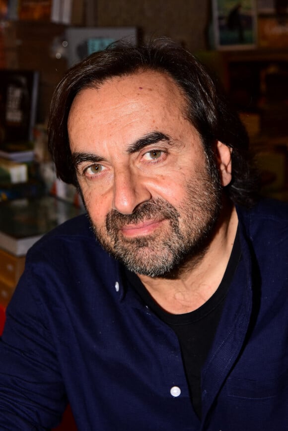 Exclusif - André Manoukian dédicace son livre "Sur les routes de la musique" à la librairie Décitre à Lyon, le 27 novembre 2021.