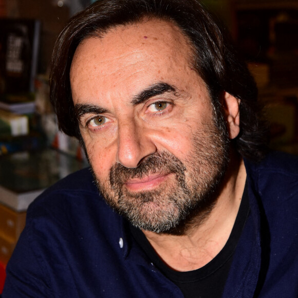 Exclusif - André Manoukian dédicace son livre "Sur les routes de la musique" à la librairie Décitre à Lyon, le 27 novembre 2021.