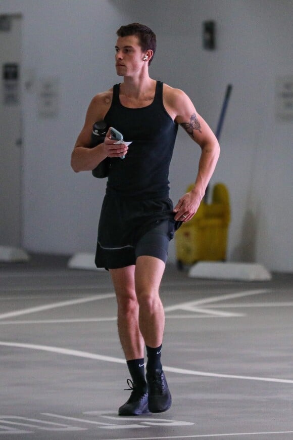A toujours le numéro de Shawn Mendes dans son répertoire
Exclusif - Shawn Mendes quitte la salle de gym à Beverly Hills le 17 février 2023.