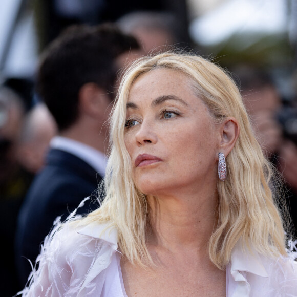 Emmanuelle Béart a partagé sa peine sur les réseaux sociaux en raison de la disparition d'un grand cinéaste. 
Emmanuelle Béart - Montée des marches du film " Elvis " lors du 75ème Festival International du Film de Cannes © Cyril Moreau / Bestimage