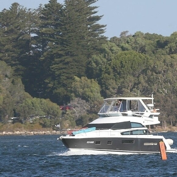 Harry Styles fait du bateau avec des amis à Perth en Australie le 20 février 2023. 