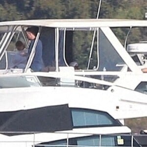 Exclusif - Harry Styles fait du bateau avec des amis à Perth en Australie le 20 février 2023. 