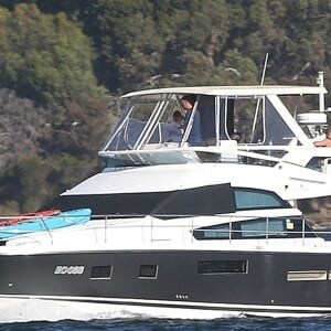 Harry Styles fait du bateau avec des amis à Perth en Australie le 20 février 2023. 