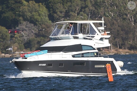 Harry Styles fait du bateau avec des amis à Perth en Australie le 20 février 2023. 
