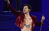 Harry Styles : Après avoir dégoûté certains fans, il se la coule douce sur un gros bateau