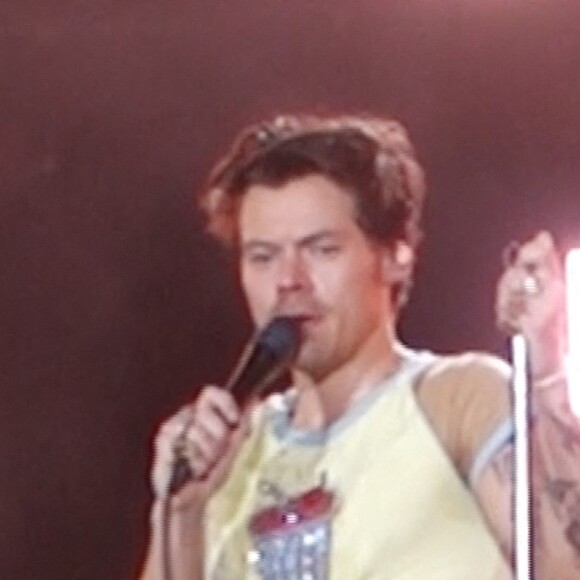 Harry Styles boit de l'alcool dans sa chaussure lors de son concert à Perth (Australie), le 20 février 2023. 