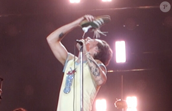 Harry Styles boit de l'alcool dans sa chaussure lors de son concert à Perth (Australie), le 20 février 2023. 