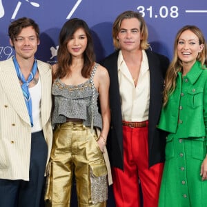 Harry Styles, Gemma Chan, Chris Pine et director Olivia Wilde au photocall de "Don't Worry Darling" lors du 79ème Festival International du Film de Venise (Mostra), le 5 septembre 2022. 