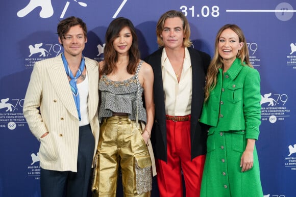 Harry Styles, Gemma Chan, Chris Pine et director Olivia Wilde au photocall de "Don't Worry Darling" lors du 79ème Festival International du Film de Venise (Mostra), le 5 septembre 2022. 