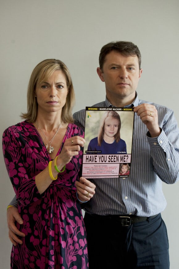 Affaire Maddie : "Julia" affirme être la petite fille disparue
Kate et Gerry McCann posent avec une photo de leur fille disparue, Madeleine