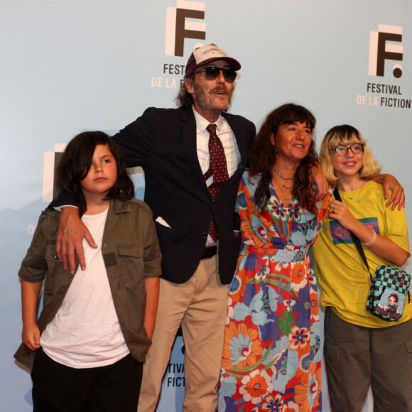 Donner la réplique à de jeunes personnes, elle l'a également expérimenté avec ses propres enfants, à savoir Rose et Raoul, nés de sa précédente relation avec l'acteur Philippe Rebbot.
Romane Bohringer, Philippe Rebbot et leurs enfants Raoul et Rose à la projection des trois premiers épisodes de la fiction "L'amour flou" lors de la 23ème édition du Festival de la Fiction tv de la Rochelle 2021 à La Rochelle, France, le 15 septembre 2021. © Jean-Marc Lhomer/Bestimage 