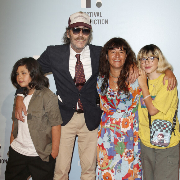 Une expérience mitigée, puisque depuis, leur fille de 14 ans "ne veut plus jouer" dans les long-métrages de sa maman.
Philippe Rebbot, Romane Bohringer, et leurs enfants Raoul Rebbot Bohringer et Rose Rebbot Bohringer "L'amour flou" - Projection des trois premiers épisodes de la fiction "L'amour flou" lors du Festival de la Fiction de La Rochelle. Le 15 septembre 2021 © Christophe Aubert via Bestimage 