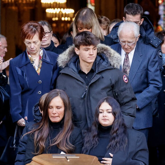 Nathalie Marquay et ses enfants Lou et Tom - La famille de Jean-Pierre Pernaut à la sortie des obsèques en la Basilique Sainte-Clotilde à Paris le 9 mars 2022. © Cyril Moreau/Bestimage
