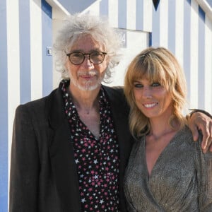 Louis Bertignac et Laetitia Brichet lors du photocall du jury du 35ème festival de Cabourg le 10 juin 2021. © Coadic Guirec / Bestimage