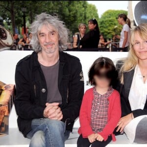Une histoire d'amour qui s'est terminée dans la douleur, comme le confiait sans fard le chanteur et musicien
Louis Bertignac avec Julie Delafosse et leur fille à Paris en 2008