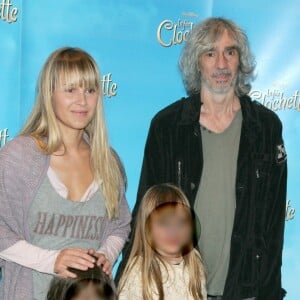 Il est le père de trois enfants, ses deux premières filles sont nées de son couple avec Julie Delafosse.
Louis Bertignac avec Julie Delafosse et leur fille en 2008 pour l'avant-première de La Fée Clochette