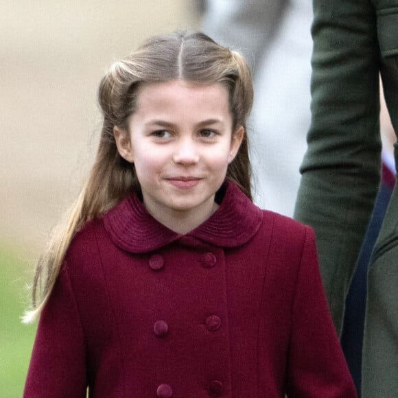 Charlotte de Galles a vu son surnom révélé par Katie Nicholl : elle serait appellée la "princesse guerrière" pour son fort caractère.
La princesse Charlotte de Galles - La famille royale d'Angleterre assiste au service religieux de Noël à l'église St Mary Magdalene à Sandringham, Norfolk, Royaume Uni. 