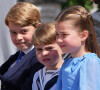 Il faut dire qu'au milieu de ses frères, c'est elle gui gère. 
Le prince George de Cambridge, le prince Louis et la princesse Charlotte - Les membres de la famille royale regardent le défilé Trooping the Colour depuis un balcon du palais de Buckingham à Londres lors des célébrations du jubilé de platine de la reine le 2 juin 2022. 