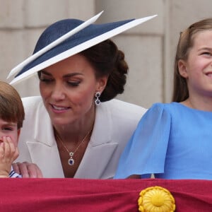 Son père, quant à lui, la surnomme Mignonette.
Catherine Kate Middleton, duchesse de Cambridge, le prince Louis et la princesse Charlotte - Les membres de la famille royale regardent le défilé Trooping the Colour depuis un balcon du palais de Buckingham à Londres lors des célébrations du jubilé de platine de la reine le 2 juin 2022. 