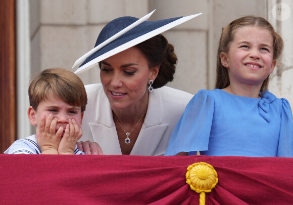 Son père, quant à lui, la surnomme Mignonette.
Catherine Kate Middleton, duchesse de Cambridge, le prince Louis et la princesse Charlotte - Les membres de la famille royale regardent le défilé Trooping the Colour depuis un balcon du palais de Buckingham à Londres lors des célébrations du jubilé de platine de la reine le 2 juin 2022. 