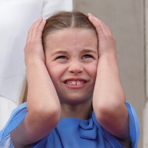 La princesse Charlotte de Cambridge - Les membres de la famille royale regardent le défilé Trooping the Colour depuis un balcon du palais de Buckingham à Londres lors des célébrations du jubilé de platine de la reine le 2 juin 2022. 