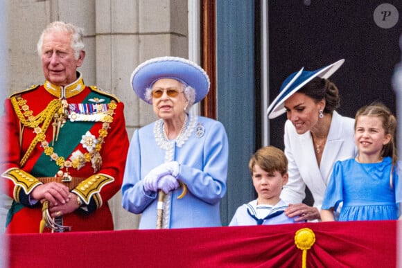 Le prince Charles, prince de Galles, La reine Elisabeth II d'Angleterre, Catherine (Kate) Middleton, duchesse de Cambridge, le prince Louis de Cambridge, la princesse Charlotte de Cambridge - Les membres de la famille royale saluent la foule depuis le balcon du Palais de Buckingham, lors de la parade militaire "Trooping the Colour" dans le cadre de la célébration du jubilé de platine (70 ans de règne) de la reine Elizabeth II à Londres, le 2 juin 2022. 