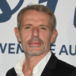 Il s'est installé dans un moulin en Bourgogne après un drame.
Lambert Wilson - Avant-première du film "Une robe pour Mrs Harris" au cinéma Max Linder Panoramic à Paris le 25 octobre 2022.