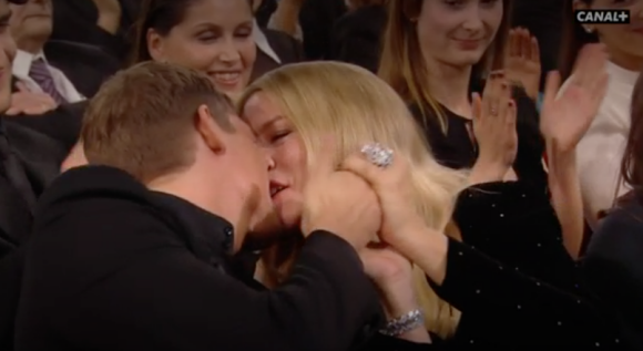 L'actrice partage un tendre baiser avec Niels Schneider.
Virginie Efira sacrée meilleure actrice