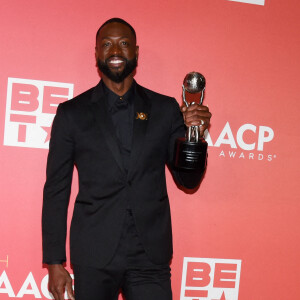 Dwyane Wade. Pose in the - Les célébrités lors de la 54ème cérémonie des NAACP Image Awards à Pasadena, le 25 février 2023. 