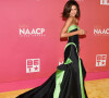 Sur le tapis rouge, Zendaya a joué avec la longue traine de cette robe Haute-Couture
Zendaya. - Les célébrités lors de la 54ème cérémonie des NAACP Image Awards à Pasadena, le 25 février 2023. 