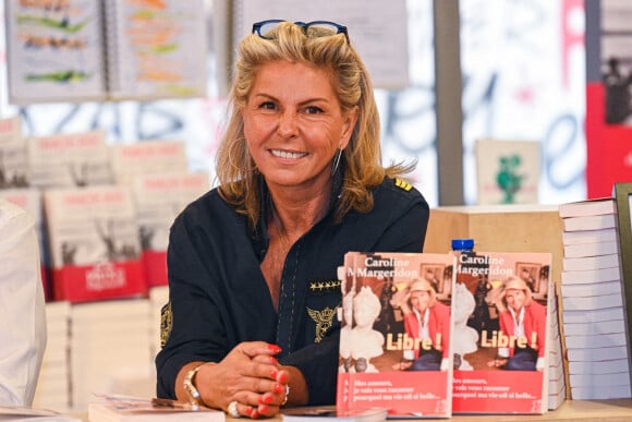 Exclusif - Caroline Margeridon dédicace son livre "Libre!" à la librairie Filigranes à Bruxelles le 15 novembre 2021. © Frédéric Andrieu / Bestimage