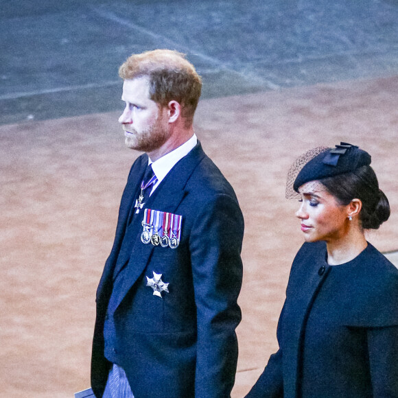 Mais pas uniquement : il les avait aidés avant le mariage. 
Le prince Harry et Meghan Markle - Procession cérémonielle du cercueil de la reine Elisabeth II du palais de Buckingham à Westminster Hall à Londres le 14 septembre 2022. © Photoshot / Panoramic / Bestimage 