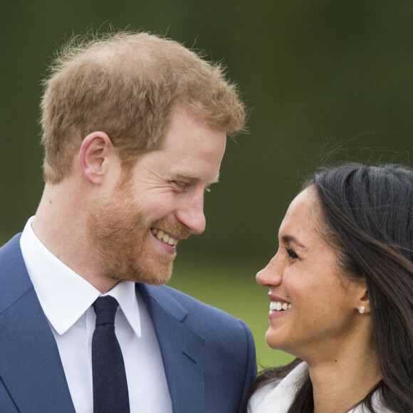 Le Prince Harry et Meghan Markle posent à Kensington palace après l'annonce de leur mariage au printemps 2018 à Londres le 27 novembre 2017. 