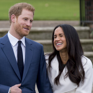 Le prince Harry a révélé que son père et sa femme Meghan s'entendaient très bien. 
Le Prince Harry et Meghan Markle posent à Kensington palace après l'annonce de leur mariage. 