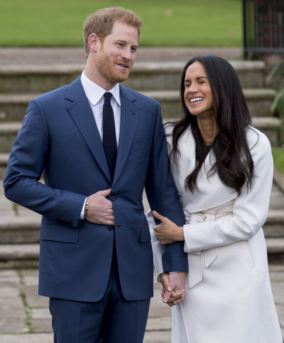 Le prince Harry a révélé que son père et sa femme Meghan s'entendaient très bien. 
Le Prince Harry et Meghan Markle posent à Kensington palace après l'annonce de leur mariage. 