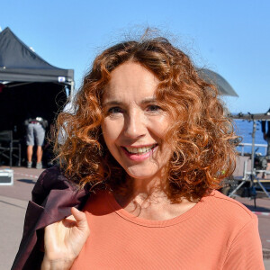 Ce changement de vie a de nombreuses conséquences sur son quotidien.
Isabel Otero et Hubert Roulleau sur le tournage de la série "Crimes parfaits" (France 3) sur la promenade des Anglais et sur la plage Beau Rivage à Nice, sous la direction d'Emmanuel Rigaut. Le 23 juin 2020.